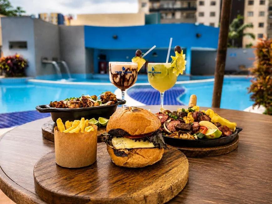 Petiscos e drinks à beira da piscina