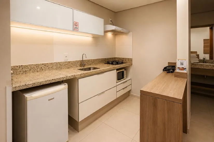 Cozinha equipada com frigobar e micro-ondas