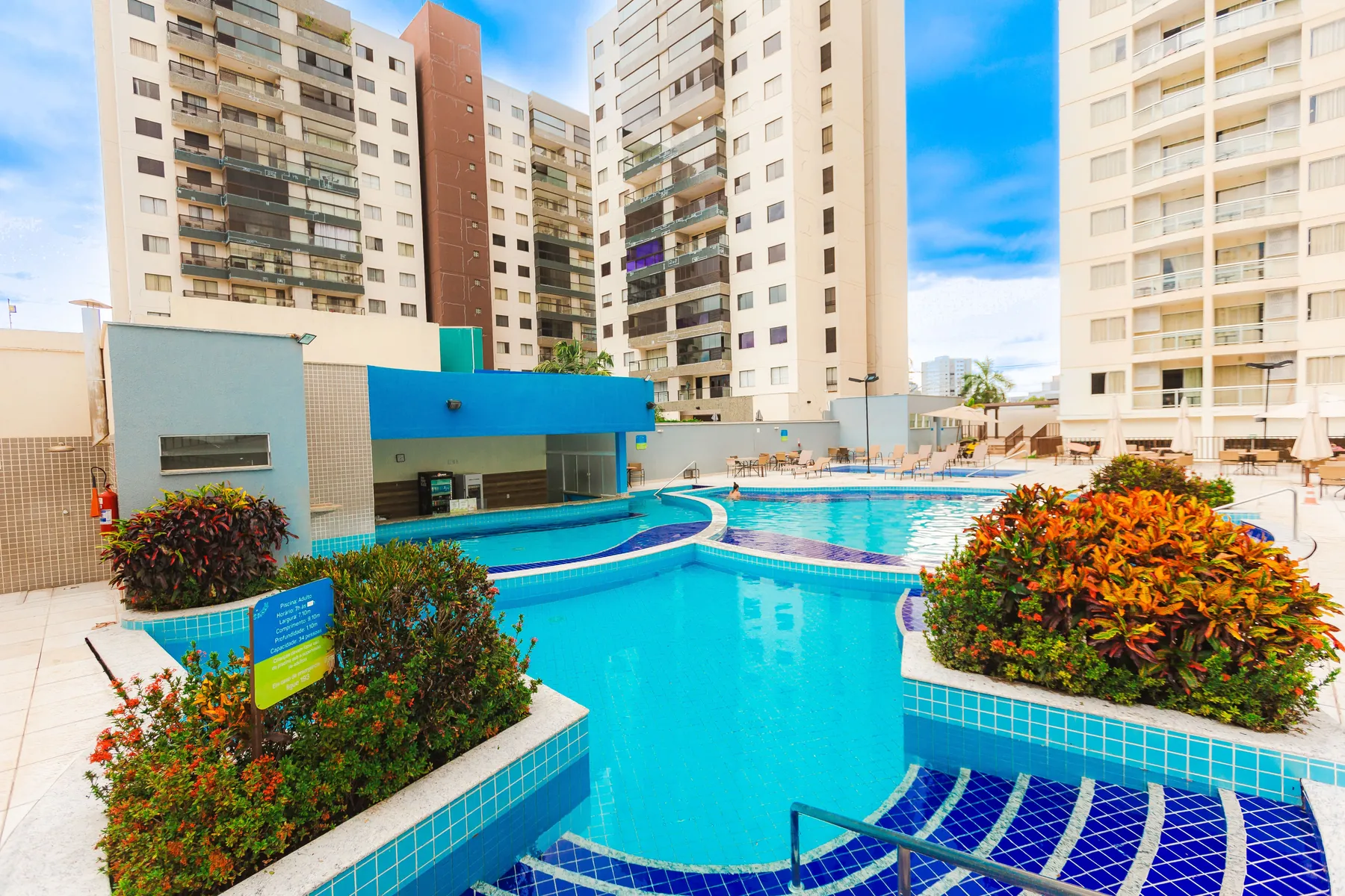 Piscinas termais do Atrium com bar molhado