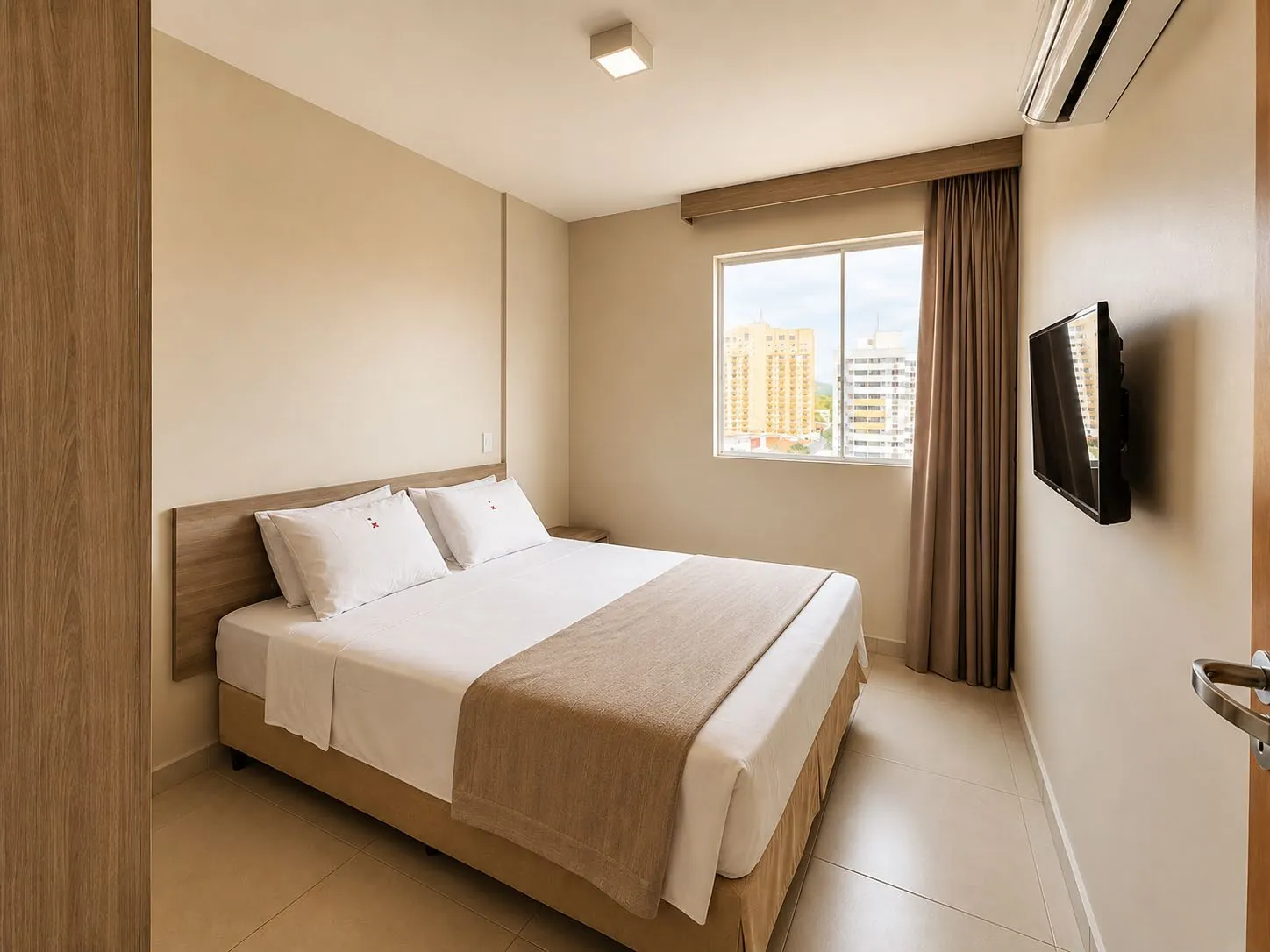 Quarto do Atrium com cama de casal, ar-condicionado e TV