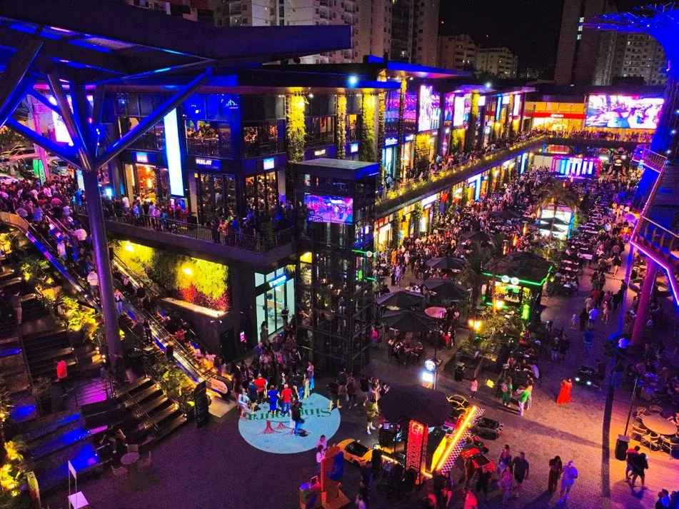 Praça central do Singapura Shopping com show de luzes