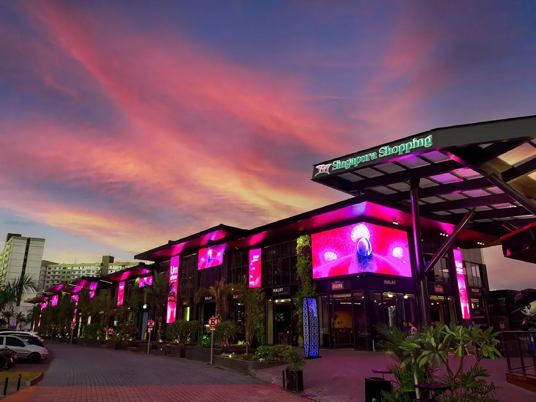 Fachada do Singapura Shopping ao entardecer