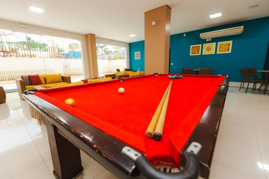 Salão de jogos com mesa de sinuca